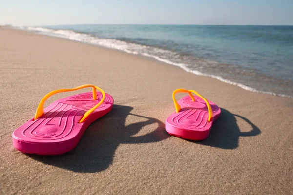 Coppia Infradito Alla Moda Sulla Spiaggia — Foto Stock