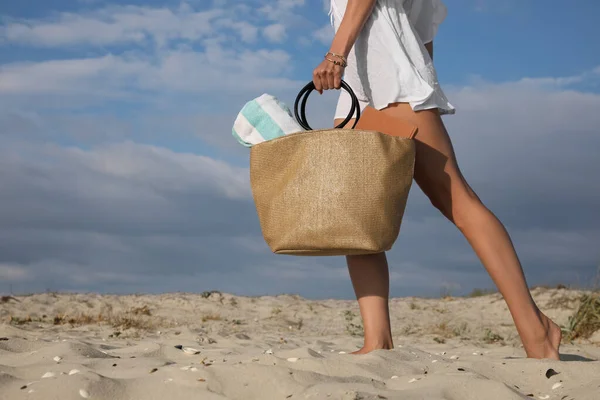Kumsalda Havlu Taşıyan Kadın Yakın Plan — Stok fotoğraf