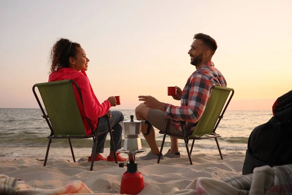 Çift Gün Batımında Deniz Kenarında Kamp Sandalyelerinde Dinleniyor — Stok fotoğraf