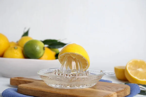 Skleněný Drtič Čerstvý Citron Dřevěné Desce — Stock fotografie