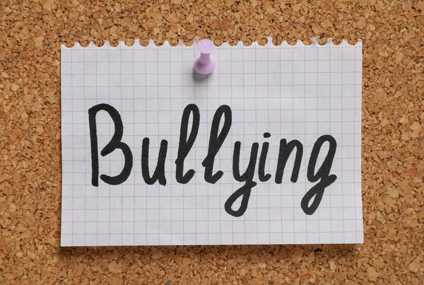 Σημείωση Φράση Stop Bullying Καρφιτσωμένο Στο Ξύλο Φελλού Closeup — Φωτογραφία Αρχείου