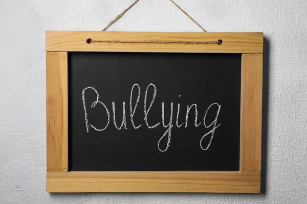 Blackboard Φράση Bullying Γκρι Τοίχο — Φωτογραφία Αρχείου