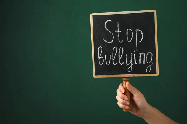Mujer Sosteniendo Pizarra Con Frase Stop Bullying Sobre Fondo Verde — Foto de Stock