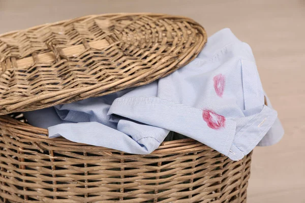 Herrskjorta Med Läppstift Kyss Märken Tvättkorgen Närbild — Stockfoto