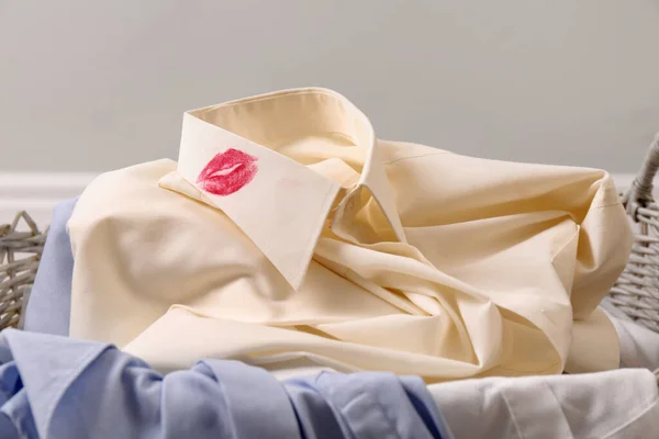 Pánské Tričko Rtěnkou Polibky Mimo Jiné Oblečení Prádelním Koši Uvnitř — Stock fotografie