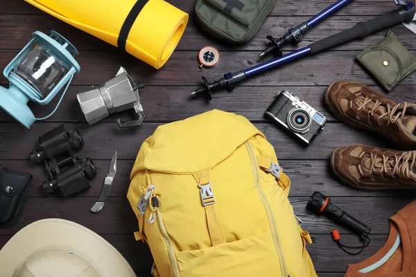 Composición Plana Con Mochila Otros Equipos Camping Para Turismo Sobre — Foto de Stock