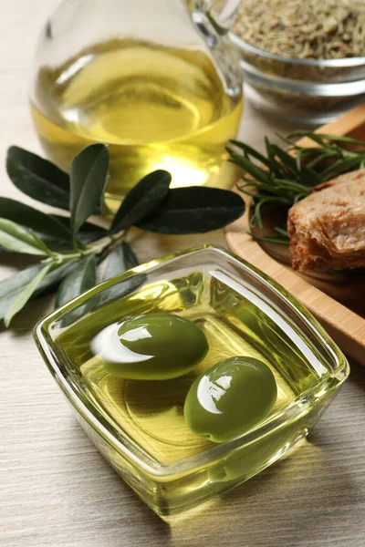 新鮮な油 熟したオリーブと白い木製のテーブルの上の緑の葉 クローズアップ — ストック写真
