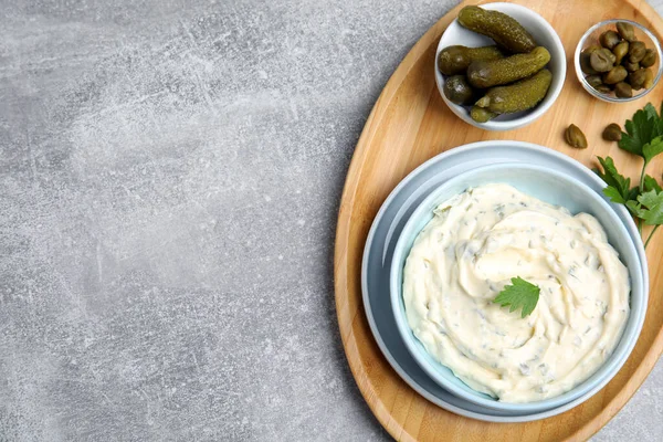 Lekkere Tartaarsaus Ingrediënten Grijze Tafel Bovenaanzicht Ruimte Voor Tekst — Stockfoto