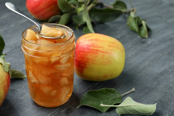 Leckere Apfelmarmelade Mit Löffel Glas Und Frischem Obst Auf Grauem — Stockfoto