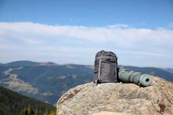 山頂の寝袋やキャンプマット テキストのためのスペース — ストック写真