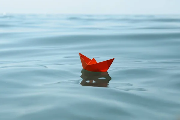 Perahu Kertas Oranye Mengambang Permukaan Air — Stok Foto