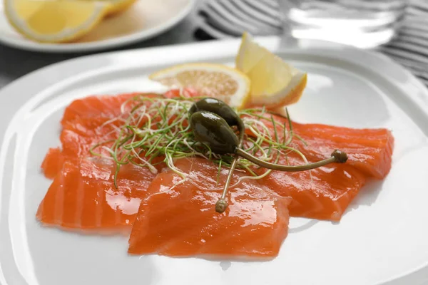 Lachs Carpaccio Mit Kapern Mikrogemüse Und Zitrone Auf Teller Nahaufnahme — Stockfoto