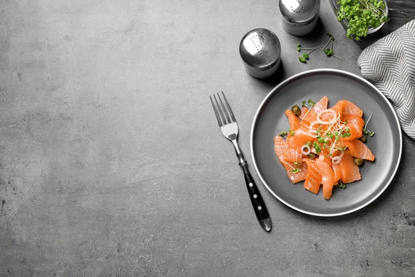 Salmon Carpaccio Capers Onion Microgreens Grey Table Flat Lay Space — Stock Photo, Image