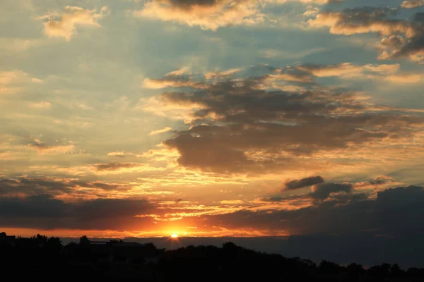 美丽多云的天空 夕阳西下 风景如画 — 图库照片