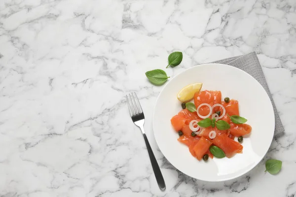 Delicioso Carpaccio Salmão Servido Mesa Mármore Branco Flat Lay Espaço — Fotografia de Stock