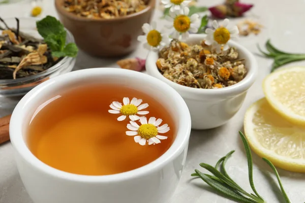 Bir Fincan Taze Papatya Çayı Yakın Plan — Stok fotoğraf