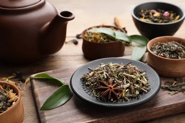 Tahta Masada Değişik Kuru Aromatik Çaylar — Stok fotoğraf