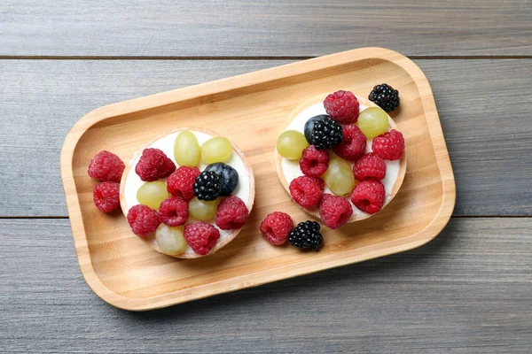 Köstliche Törtchen Mit Beeren Auf Holztisch Draufsicht — Stockfoto