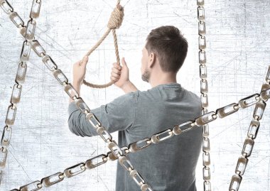 İp ve metal zincirli adam, arka görüş.