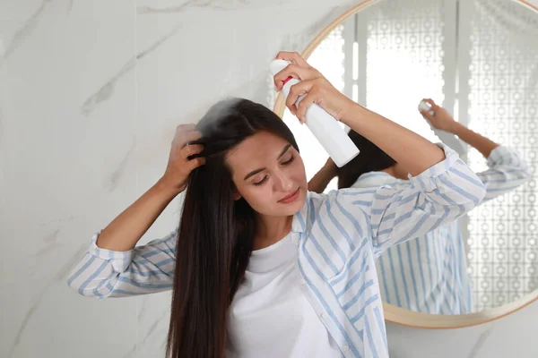 Mulher Aplicando Xampu Seco Seu Cabelo Perto Espelho — Fotografia de Stock