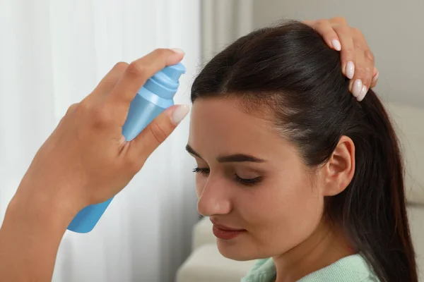 Mujer Aplicando Champú Seco Cabello Casa —  Fotos de Stock