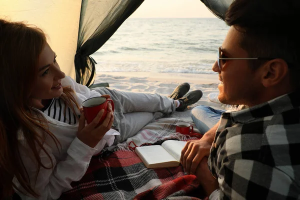 Casal Descansando Barraca Acampamento Perto Mar — Fotografia de Stock