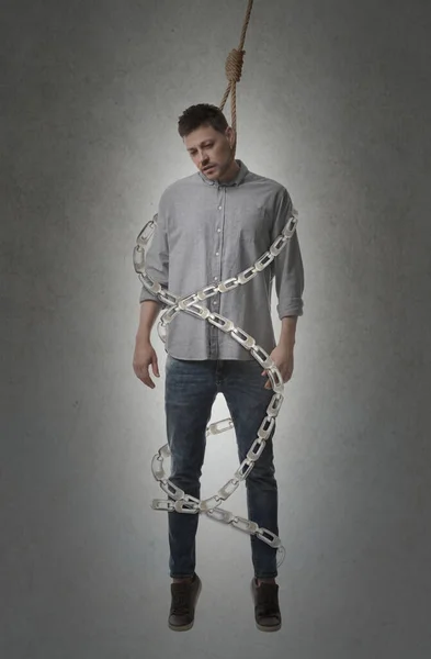 Homem Deprimido Com Laço Corda Pescoço Correntes Metal Seu Redor — Fotografia de Stock