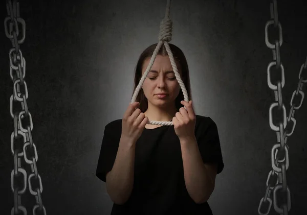 Mulher Deprimida Com Laço Corda Fundo Escuro — Fotografia de Stock