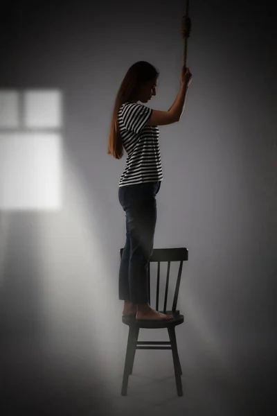 Mulher Deprimida Com Laço Corda Cadeira Quarto — Fotografia de Stock