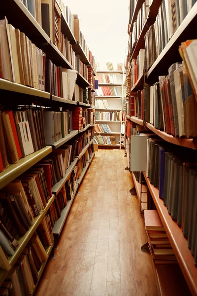 Sammlung Verschiedener Bücher Den Regalen Der Bibliothek — Stockfoto