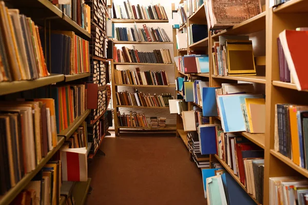 Samling Olika Böcker Hyllor Biblioteket — Stockfoto