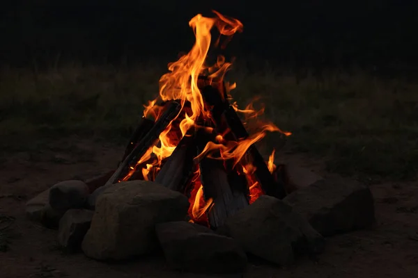 Piękne Ognisko Płonącym Drewnem Zewnątrz Nocy Okres Kempingowy — Zdjęcie stockowe