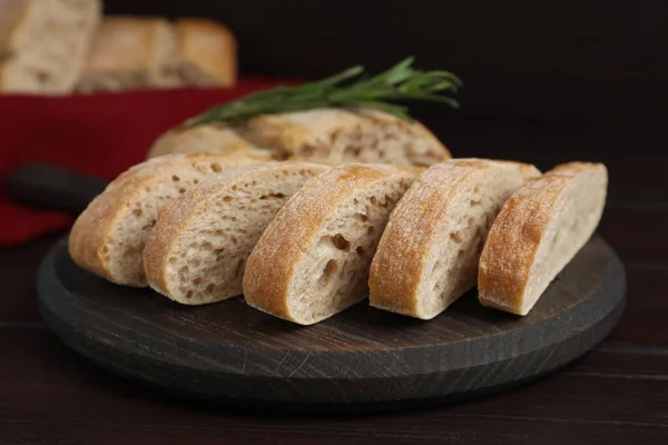 Tablero Con Corte Delicioso Ciabatta Mesa Madera — Foto de Stock