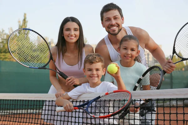 Famiglia Felice Con Racchette Tennis Sul Campo All Aperto — Foto Stock
