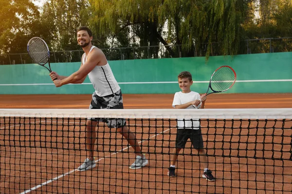 Отец Сыном Играют Теннис Корте — стоковое фото