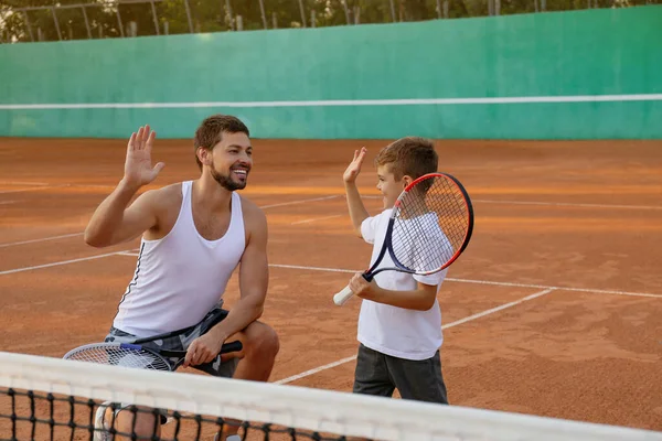 Мальчик Дает Пять Своему Отцу Теннисном Корте — стоковое фото