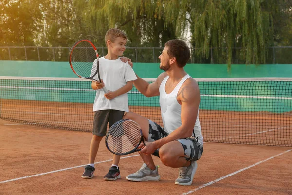 Padre Con Suo Figlio Sul Campo Tennis — Foto Stock