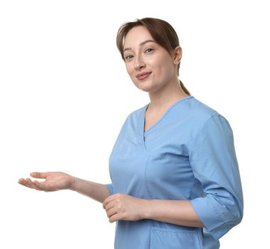 Beyaz arka planda profesyonel hemşire portresi