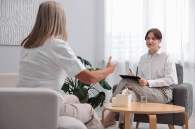 Ofiste hastayla çalışan profesyonel psikoterapist.