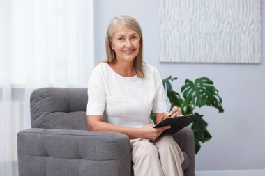 Kapalı koltukta panosu olan profesyonel psikoterapist.