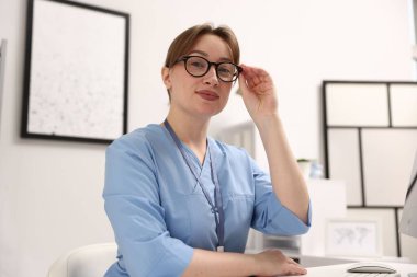 Ofiste çalışan profesyonel hemşire.