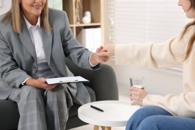 Ofiste hastayla çalışan profesyonel psikoterapist, yakın plan.