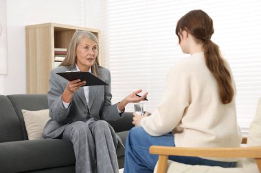 Ofiste hastayla çalışan profesyonel psikoterapist.