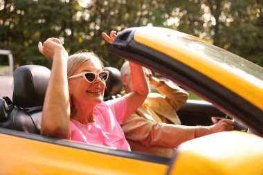 Üst düzey çift şehirde Cabriolet sürüşünün keyfini çıkarıyor, seçici odaklanma