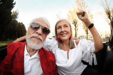 Üst düzey bir çift şehirde gezintiyi seviyor, geniş açılı mercek.