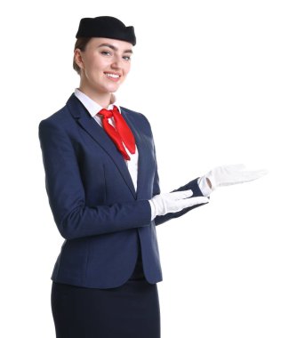 Beyaz arka planda bir şeyler gösteren çekici hostes.