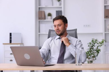 Klima. Ofiste sıcaktan muzdarip bir adam