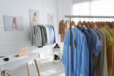 Modern butikte şık kadın kıyafetleri koleksiyonu.