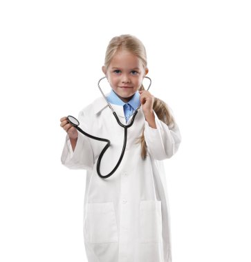 Meslek seçimi. Steteskoplu küçük kız beyaz arka planda doktor gibi davranıyor.