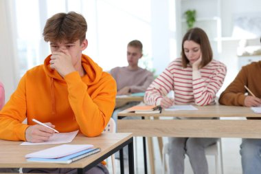 Tahta masada sınava giren öğrenciler, seçici odaklanma